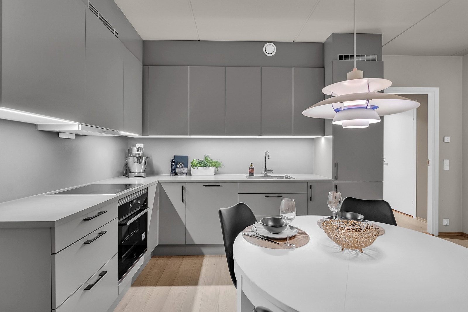 Lekker HTH kjøkkeninnredning fra 2021 med glatte fronter og laminert benkeplate. Galleribilde