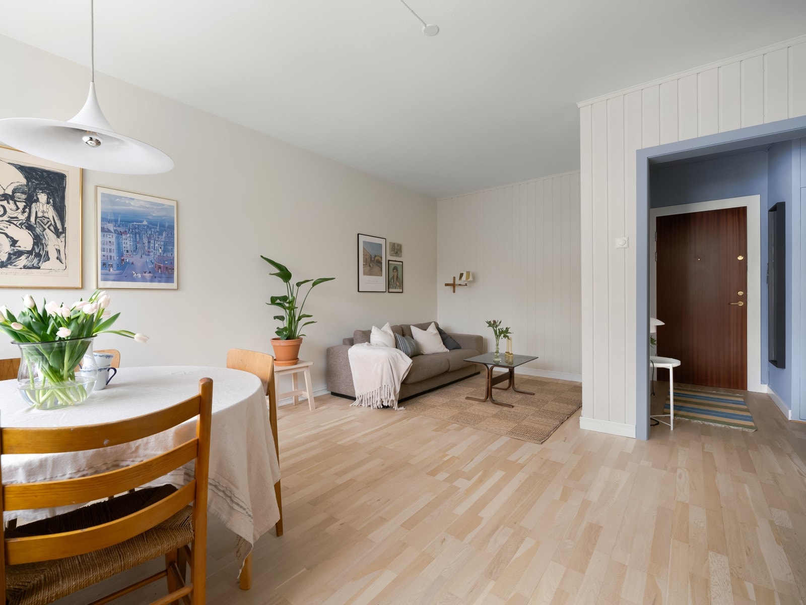 Stuen er et ordentlig godt rom å være i, og det er rikelig med plass til både sofamøblement og spisebord. Galleribilde