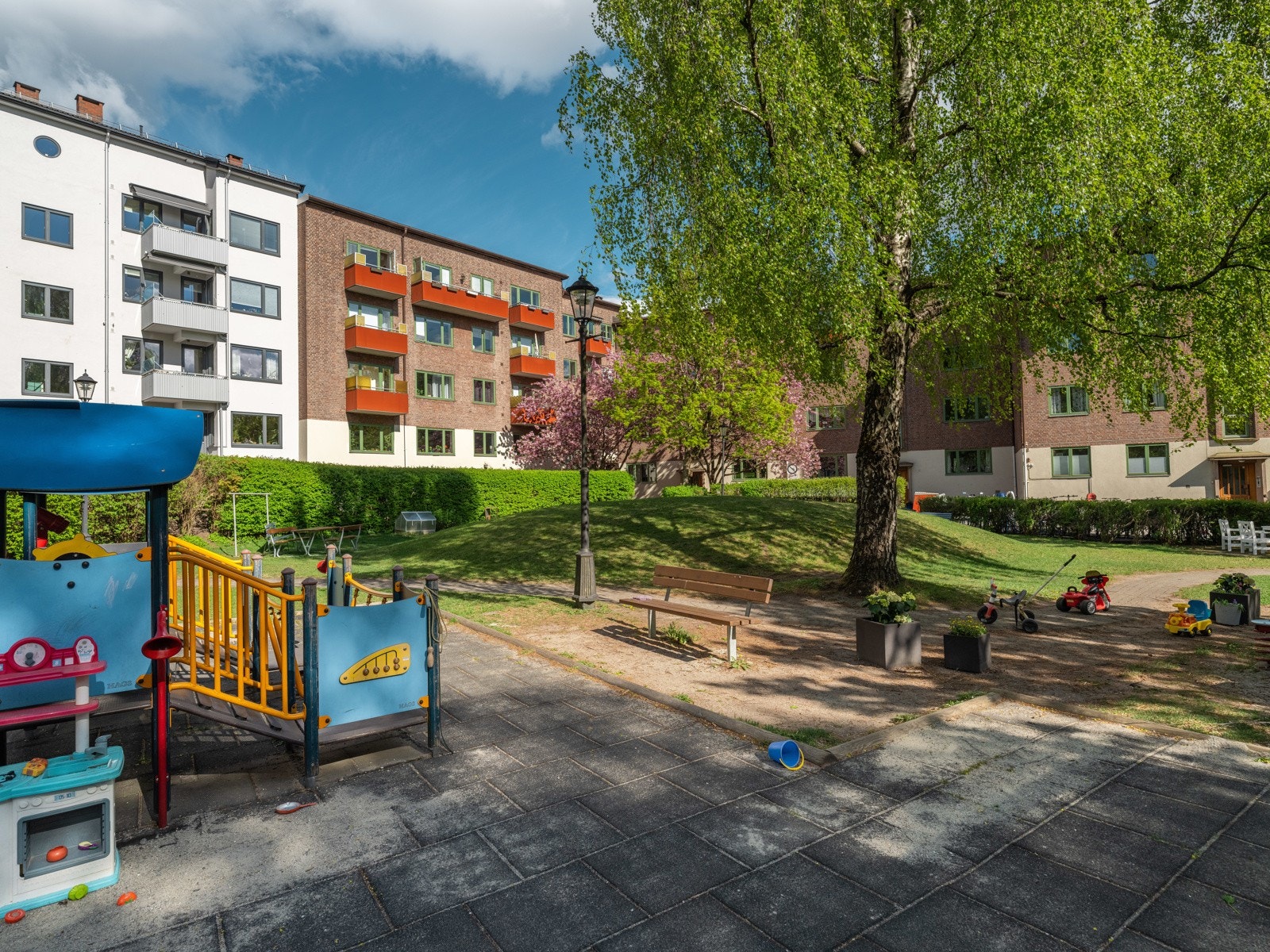 Bakgården er mye brukt om sommeren og er et sted man lett kan bli kjent med hyggelige naboer. Galleribilde
