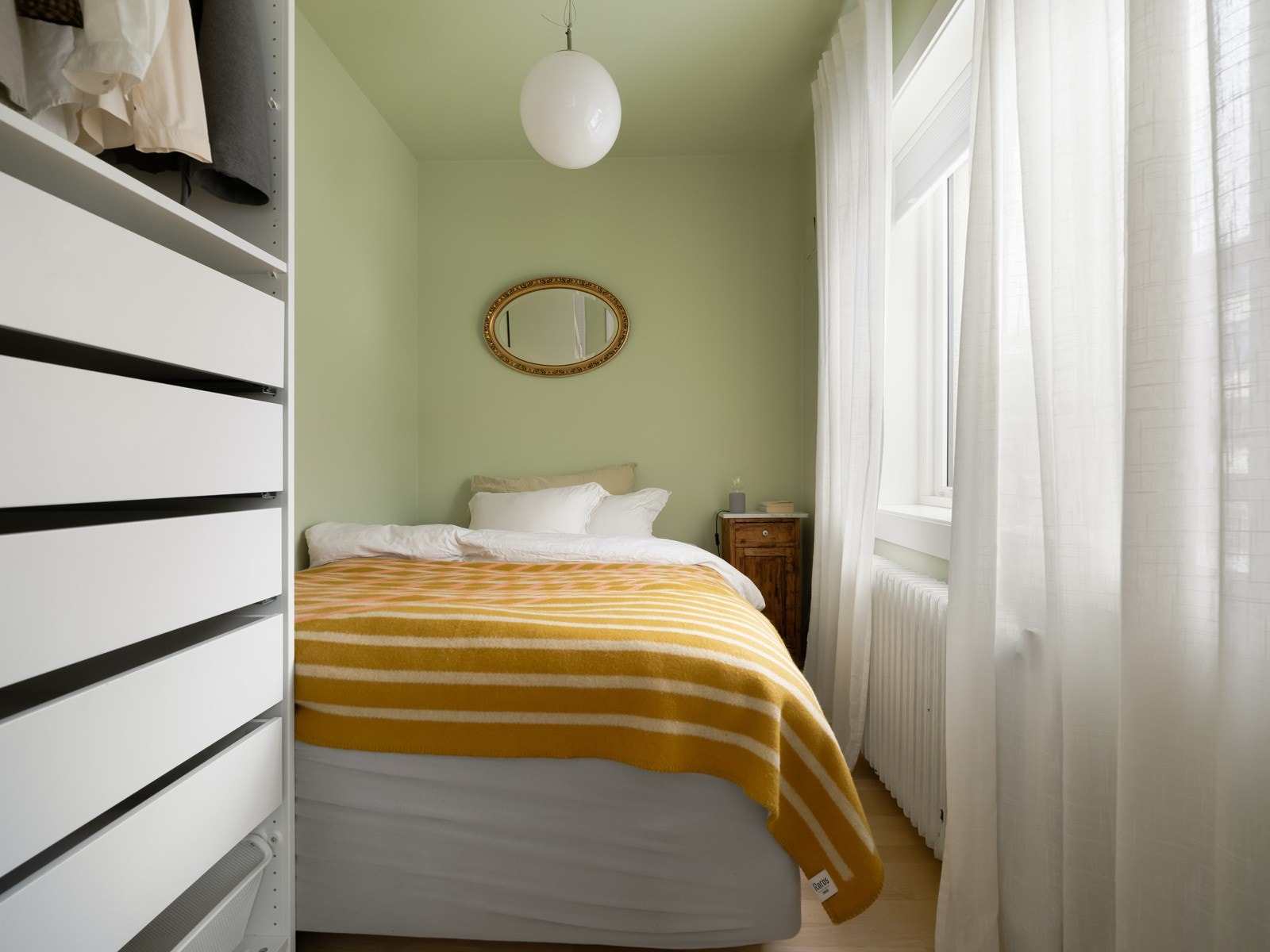 Soverommet vender mot rolige Mogata som for øvrig også er enveiskjørt. Galleribilde