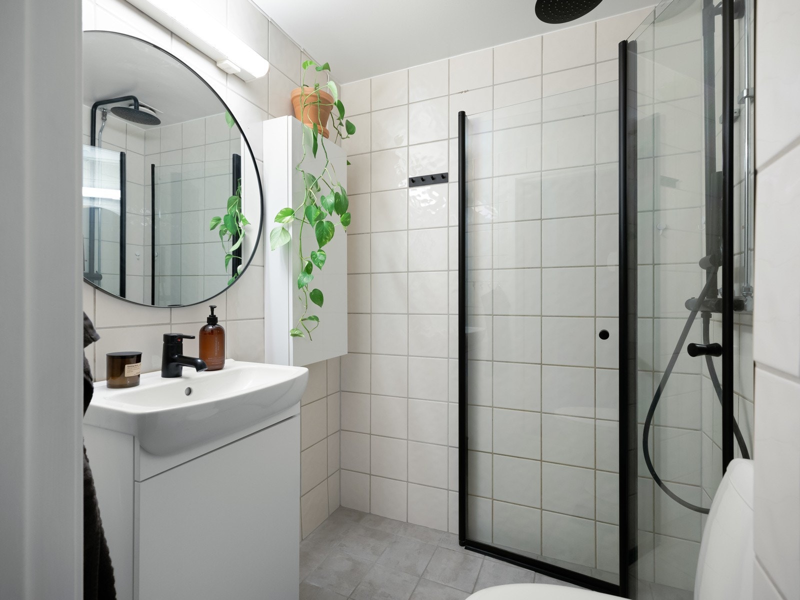 Delikat baderom fra 2004 da det ble totalrenovert i regi av borettslaget. Galleribilde