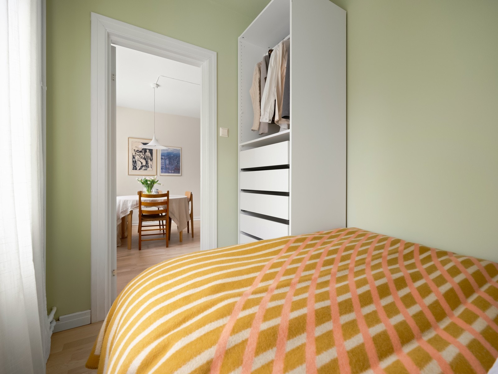 Rommet er innredet med seng på 1,50 m, nattbord og garderobe. Galleribilde