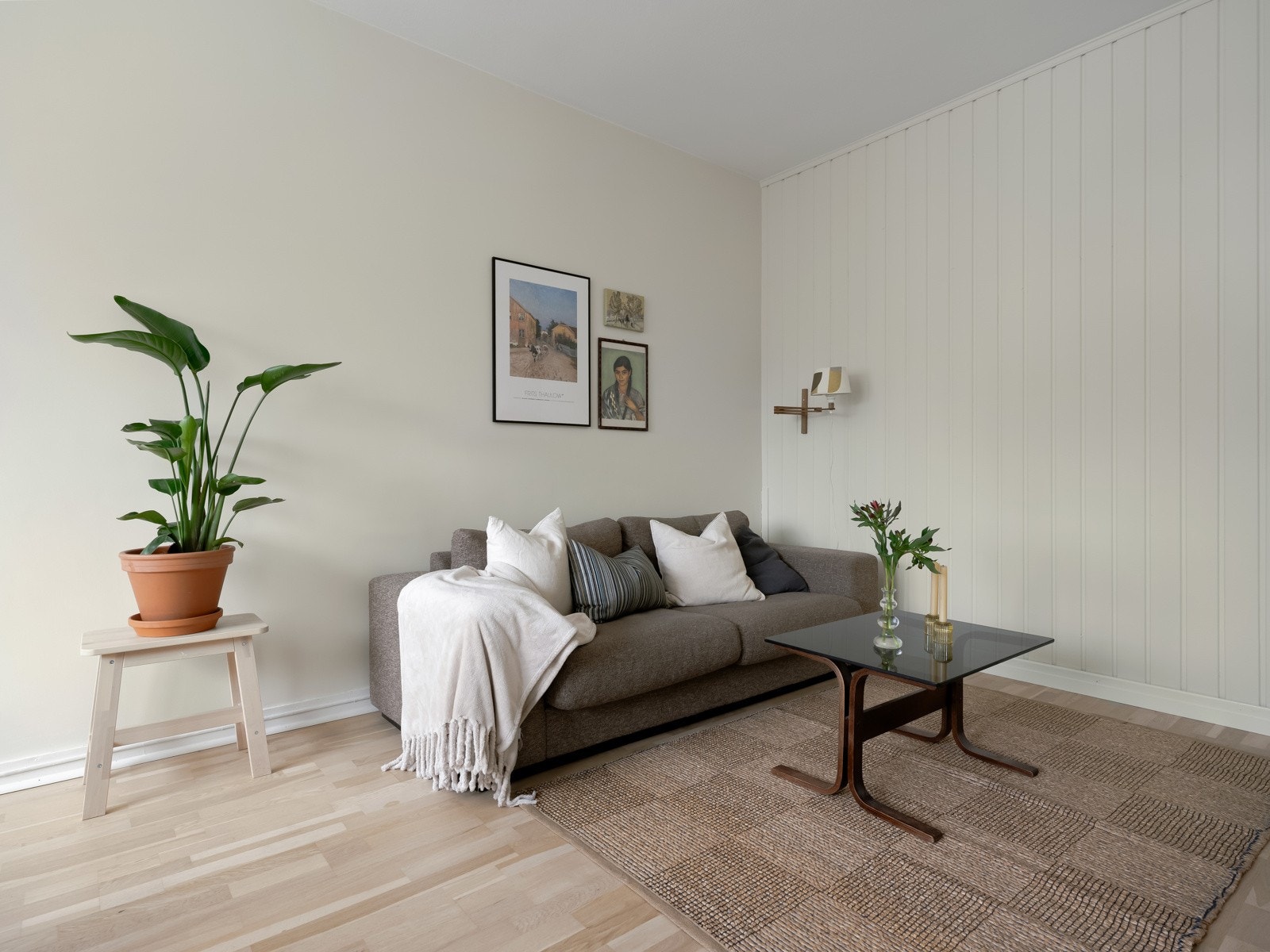 Vi må selvsagt ha en god sofa i hverdagen, og den har sin naturlige plass her. Og TV sa du? Galleribilde