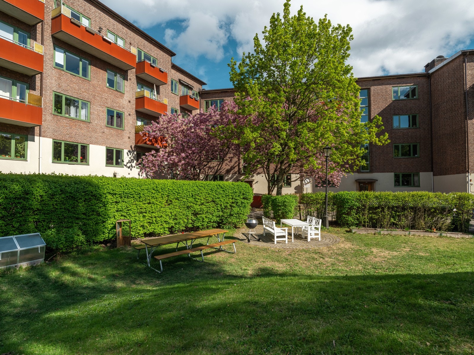 Bakgården er mye brukt om sommeren og er et sted man lett kan bli kjent med hyggelige naboer. Galleribilde