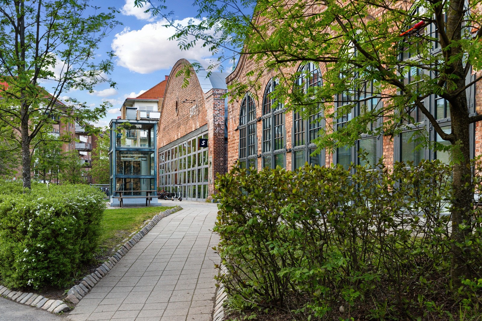 Sats Sagene ligger i Sporveiens gamle verksted og trikkestall. Galleribilde