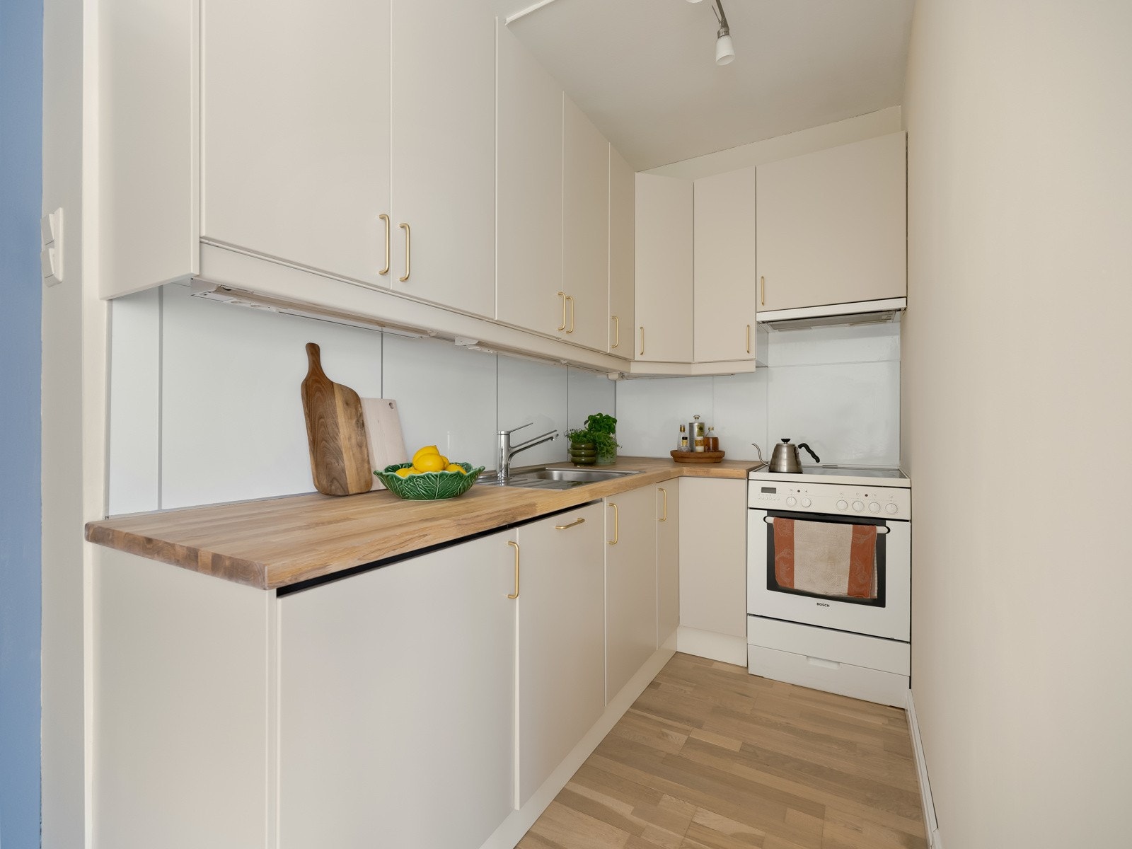 Her får du hvitevarer som komfyr med platetopp, samt intregrert oppvaskmaskin og kjøleskap under benkeplate. Galleribilde