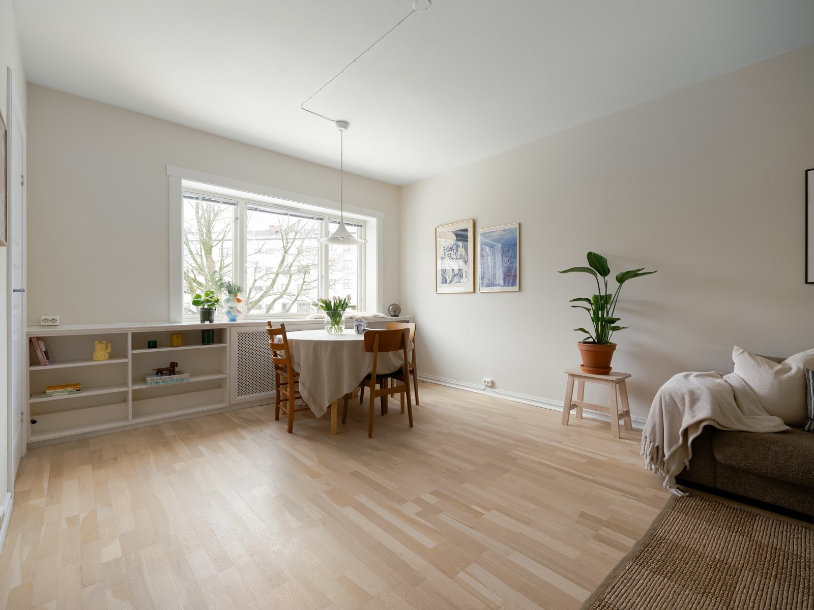 De generøse vindusflatene slipper inn mye naturlig lys, samtidig som det grønne utsynet trekkes inn gjennom sommerhalvåret. Galleribilde