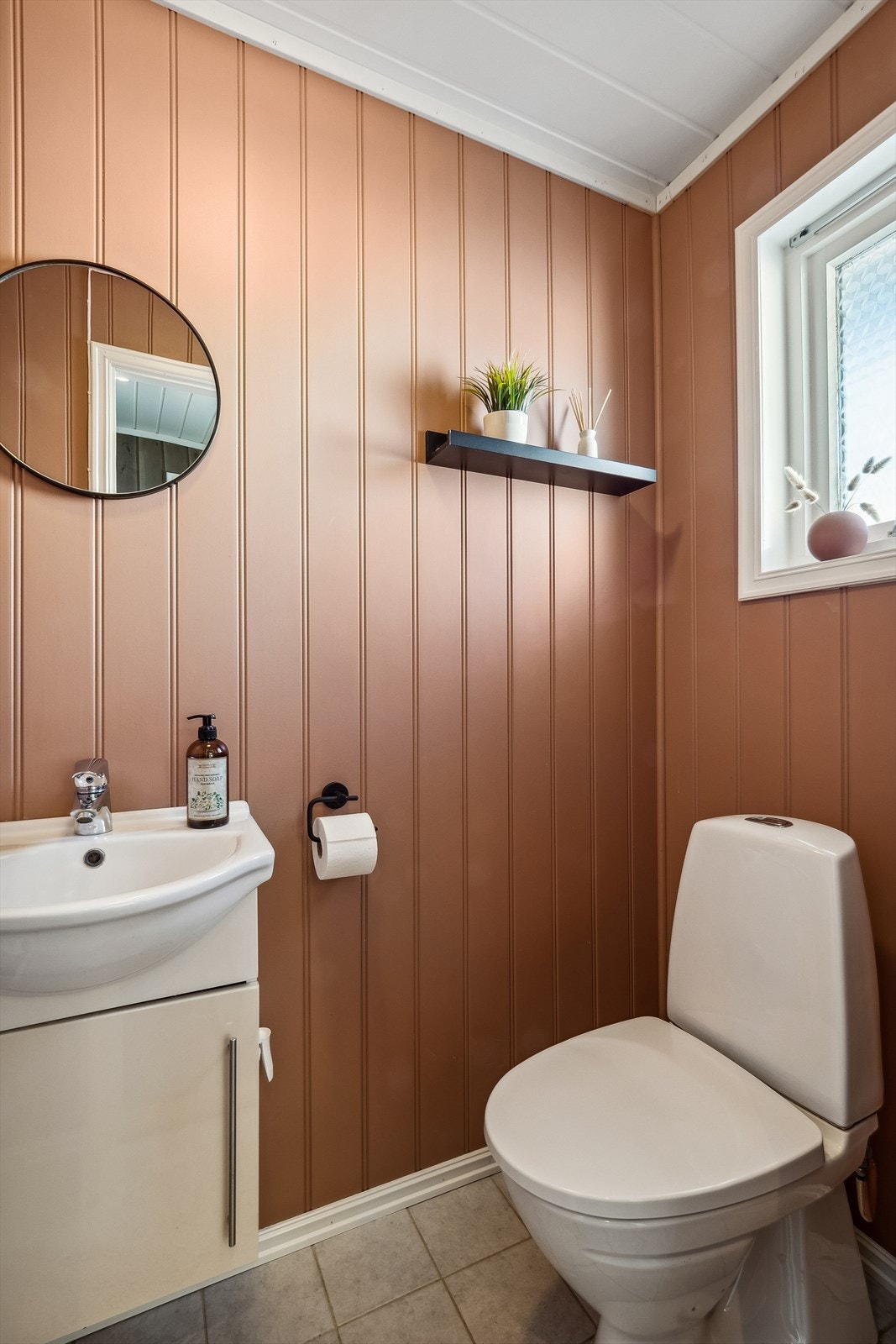 Toalettrommet er innredet med toalett og servantskap. Galleribilde