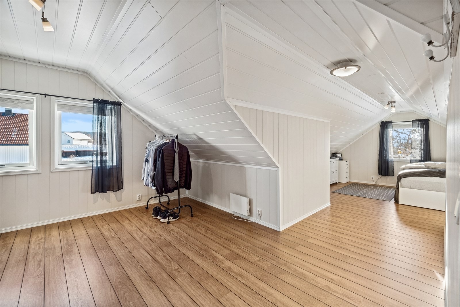 Soverom 1. Her er det god plass til seng og oppbevaring. Galleribilde