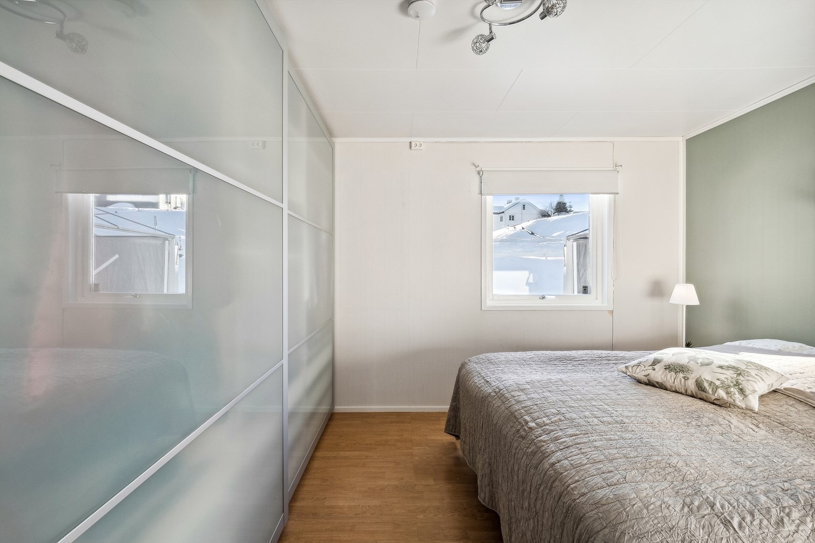 Rommet er malt i behagelige fargetoner. Galleribilde