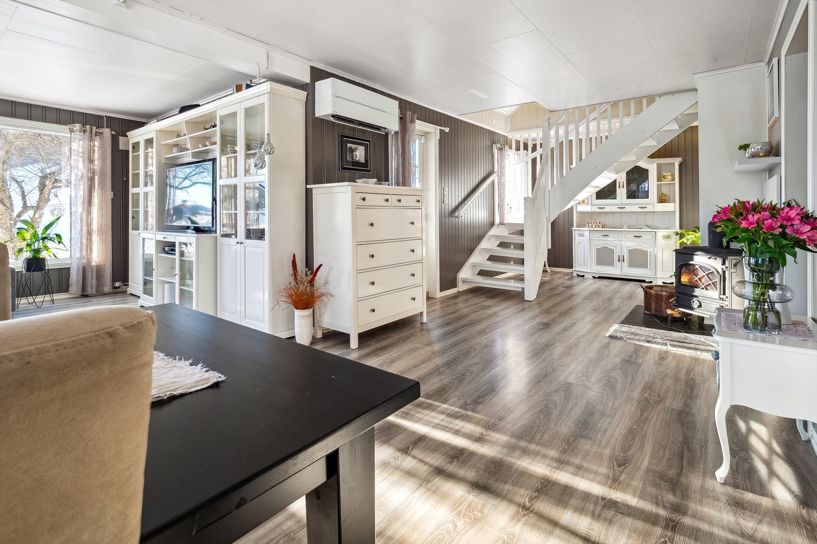 Fra stuen er det trapp opp til loftsetasjen. Galleribilde