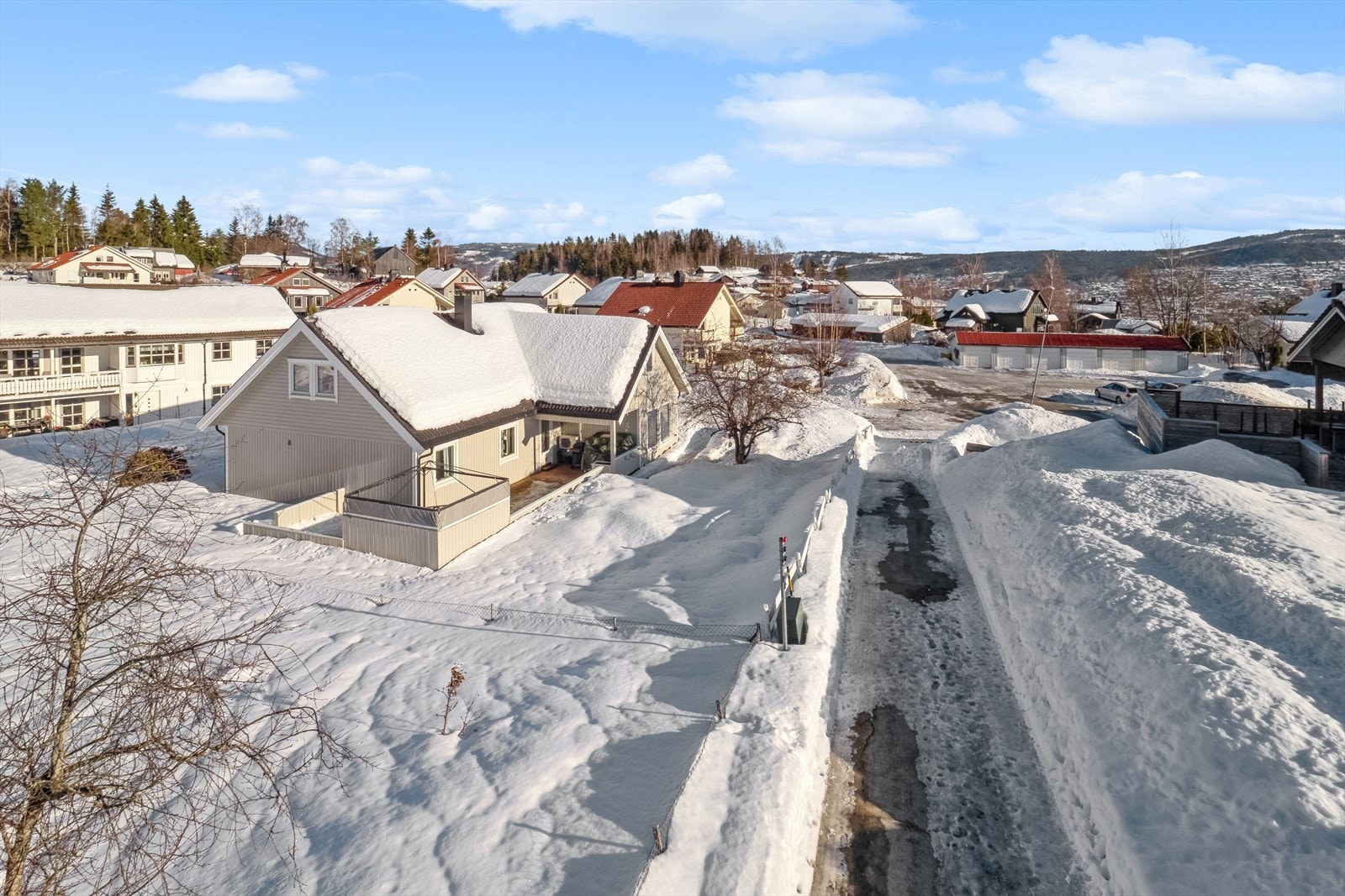 Dette er en trivelig enebolig med barnevennlig beliggenhet på Vingnes. Boligen har en flott internbeliggenhet på feltet uten særlig gjennomgangstrafikk. Galleribilde