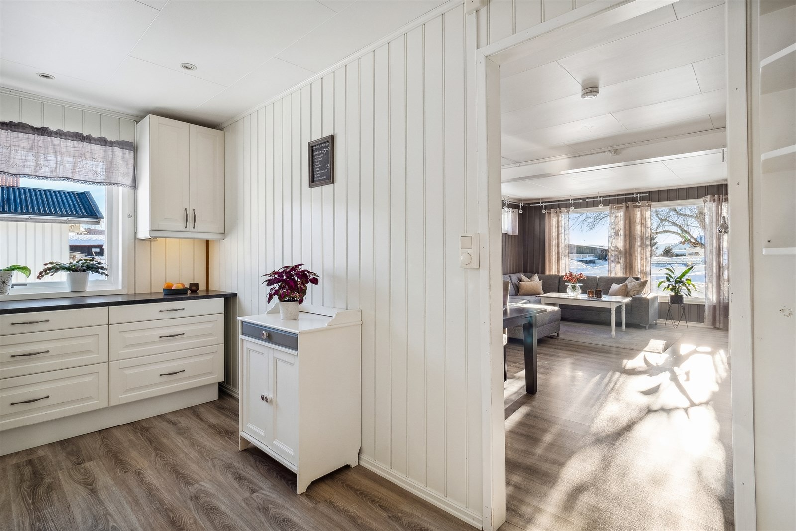 Kjøkkenet har godt med skap- og benkeplass som gjør det kjekt å tilberede god mat. Galleribilde