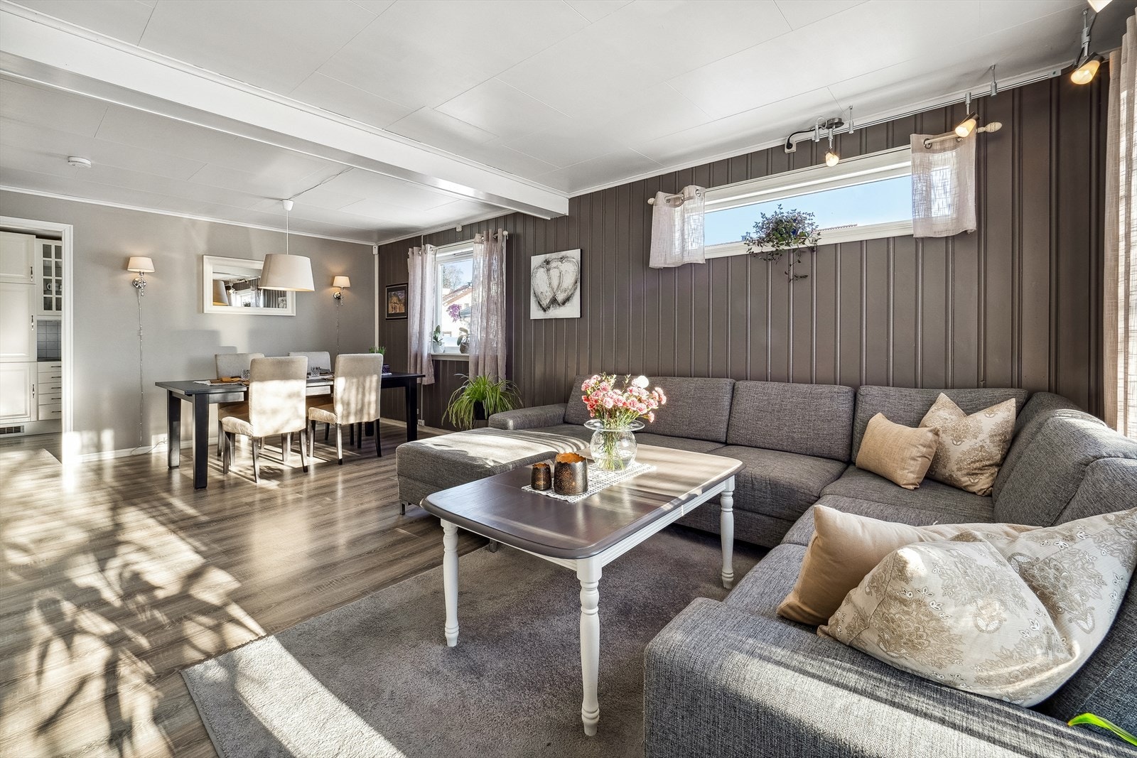 Boligen har en romslig stue med god plass til sofagruppe og spisebord. Galleribilde