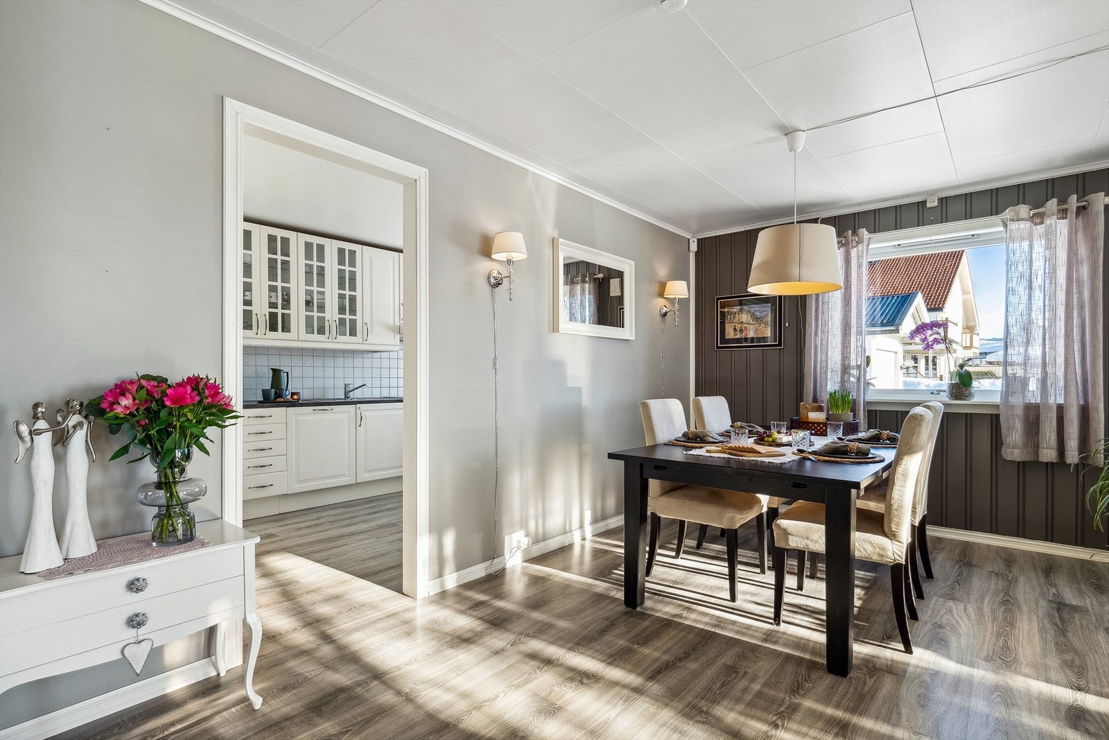 Fra stuen er det adkomst til kjøkkenet. Galleribilde