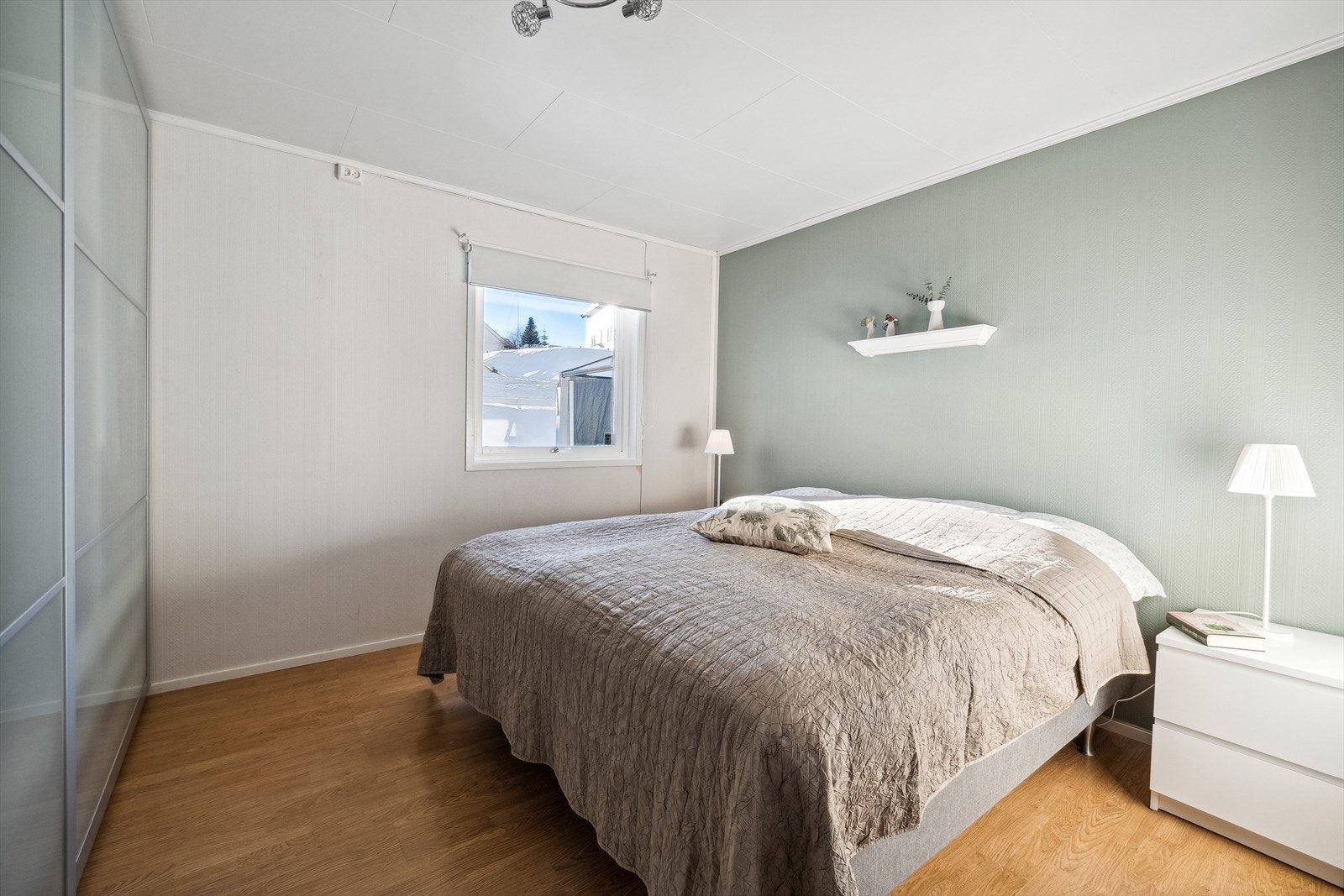 Boligen har to soverom i 1. etasje. Hovedsoverommet er romslig og har god plass til seng og garderobeskap. Galleribilde