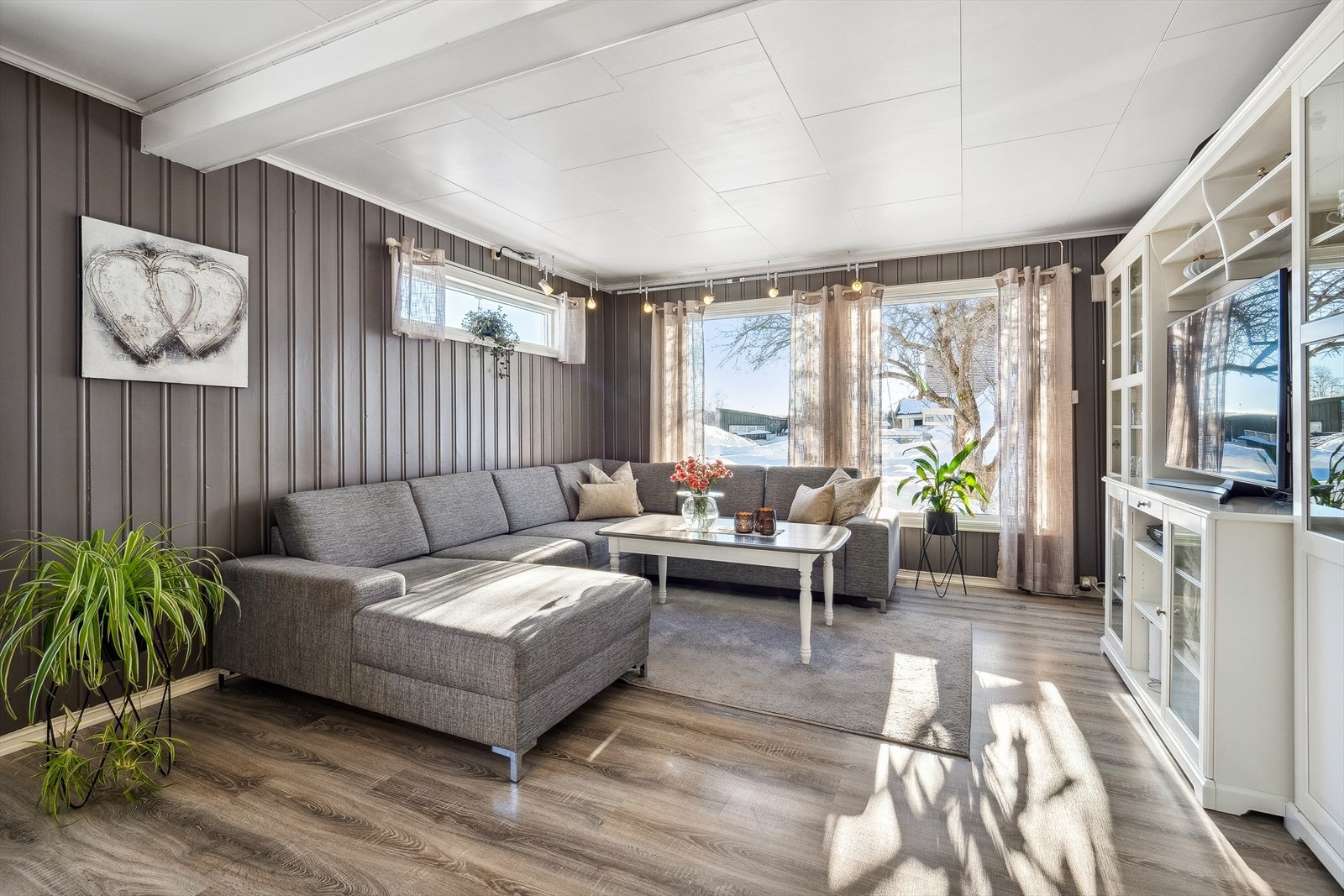 Store vindusflater slipper inn godt med naturlig lys. Galleribilde