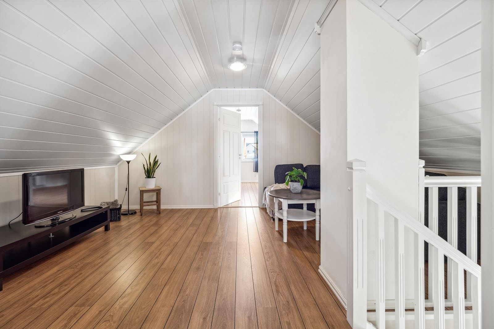 Gang som brukes som tv-stue. Her er det plass til liten sofagruppe og tv-seksjon. Galleribilde