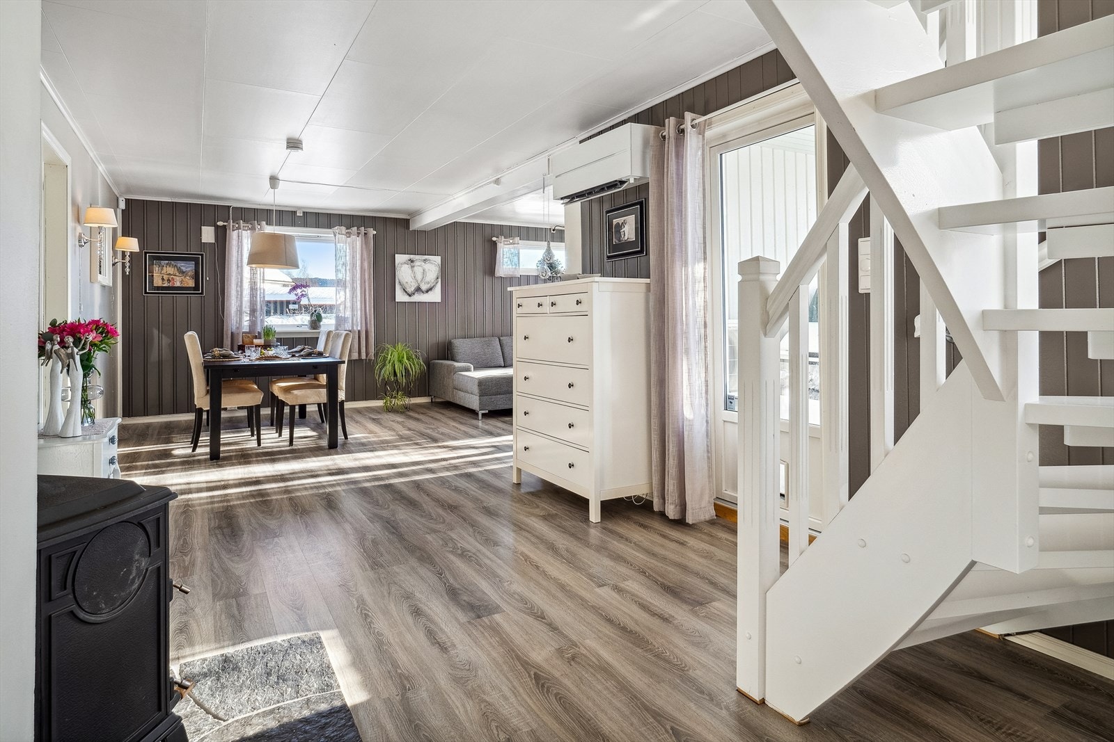 Det er peisovn og varmpepumpe i stuen. Galleribilde