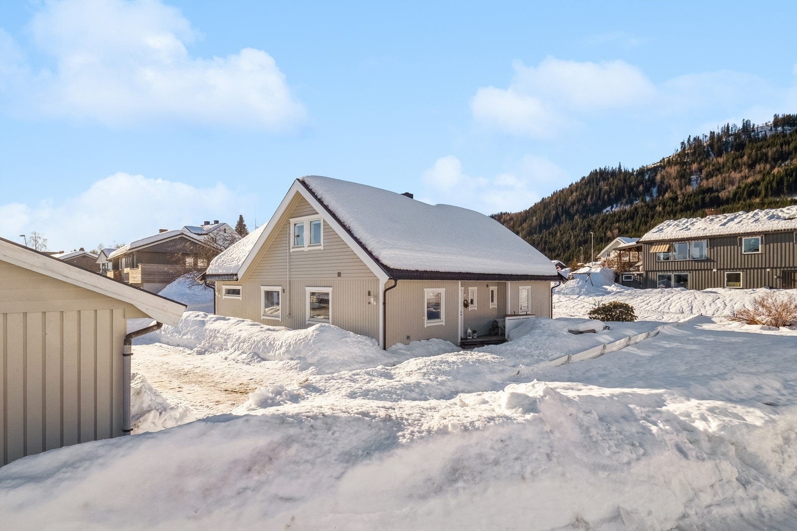 Det er gangavstand til barnehage og skole, samt kort vei med bil til matbutikk og Lillehammer sentrum med alt av bymessige fasiliteter.
Bilen kan parkeres i enkel garasje eller på gårdsplassen. Galleribilde