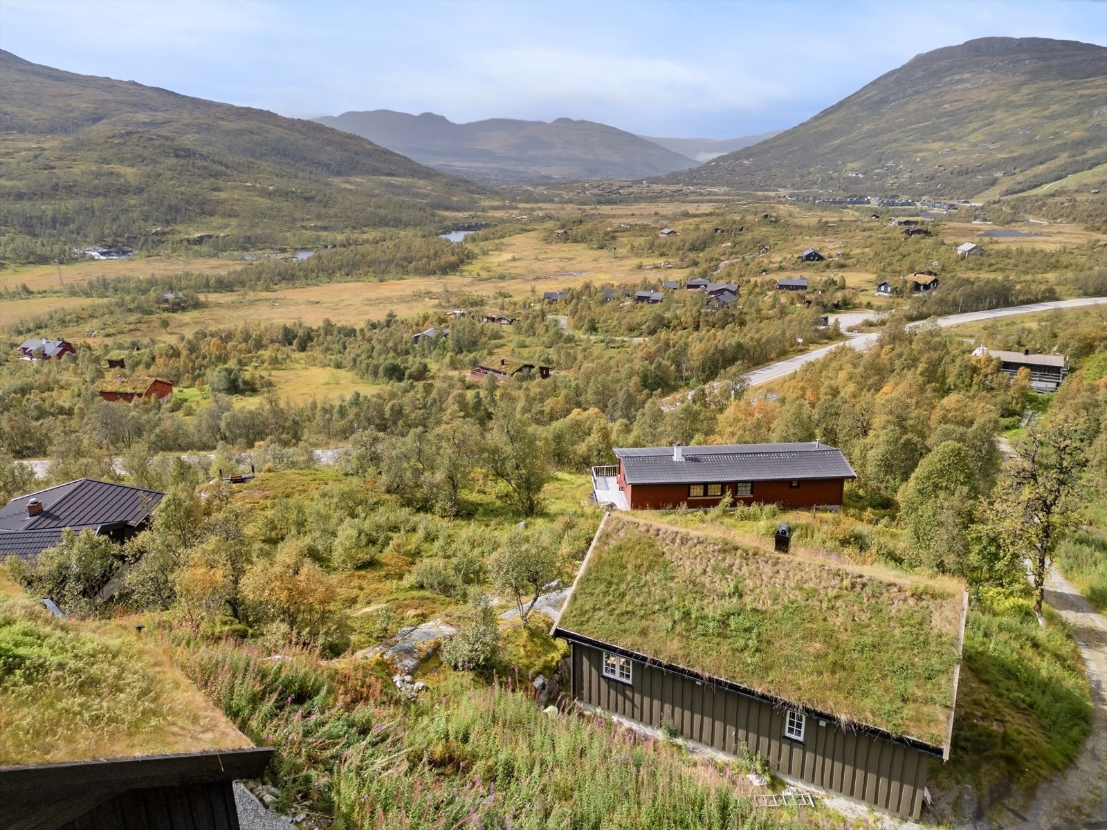 Området er lett tilgjengelig hele året via helårsåpen riksvei, noe som sikrer enkel adkomst uansett sesong Galleribilde