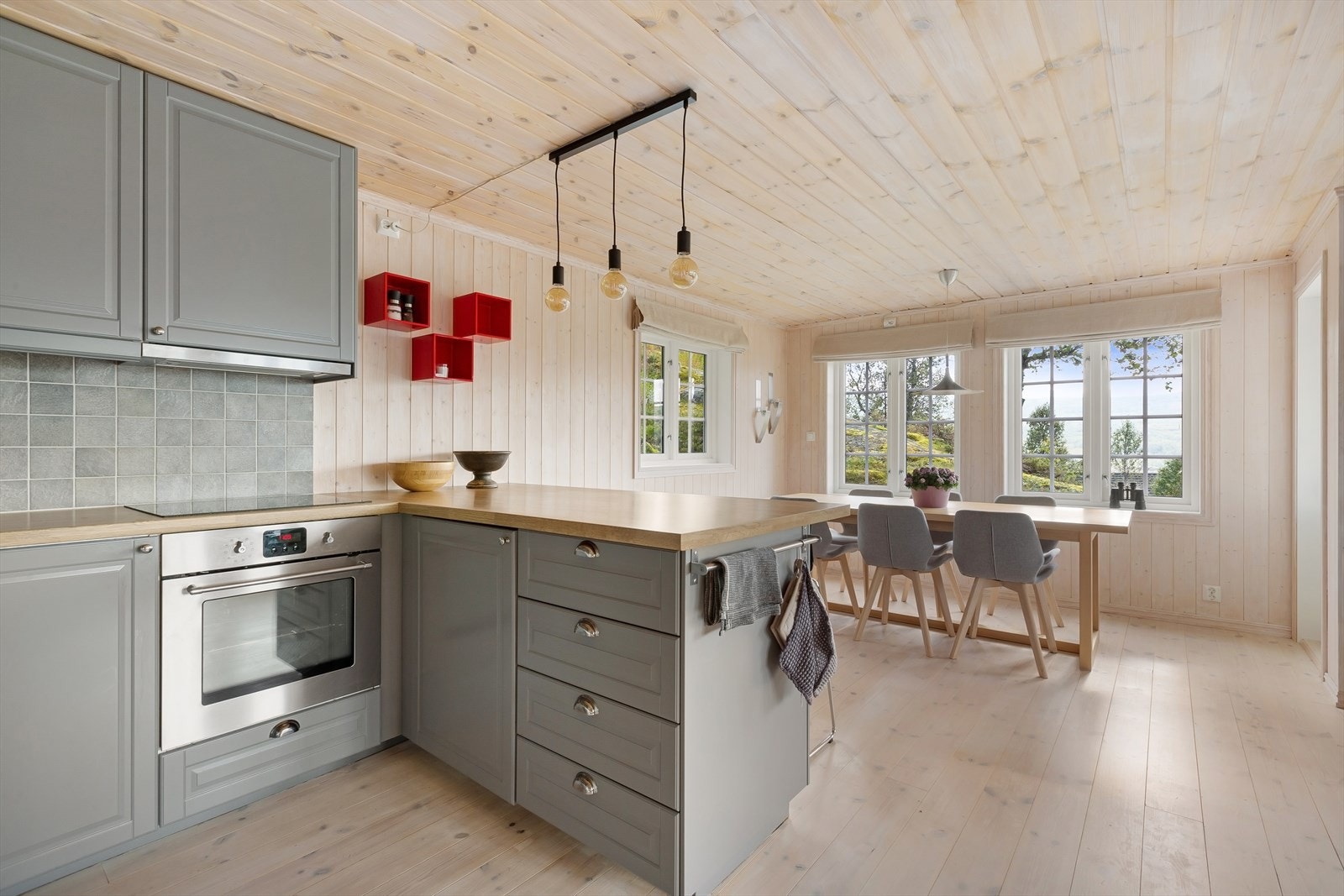 Plass til stort spisebord ved kjøkkenet Galleribilde