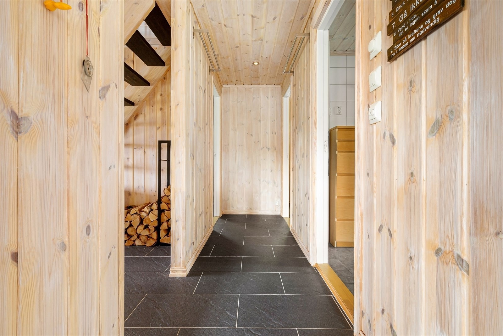 Romslig entrê og gang som forbinder hytten på en god måte Galleribilde