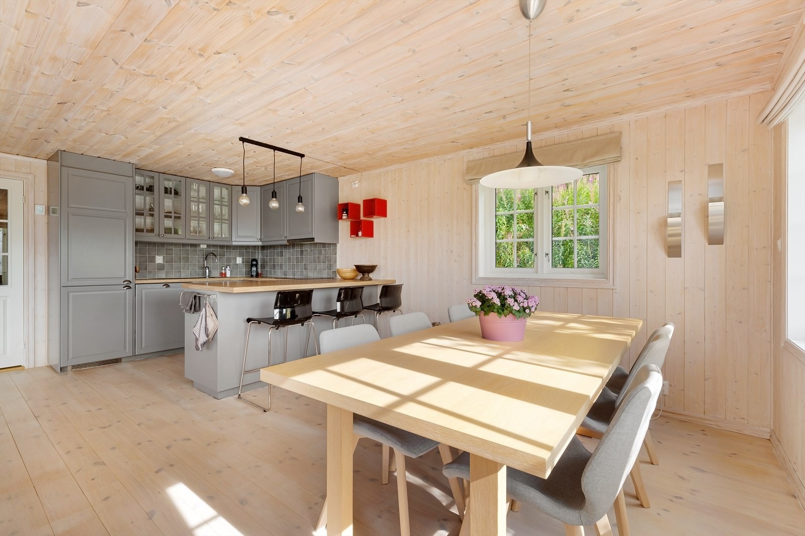 Den praktiske barløsningen inviterer til uformelle måltider og hyggelige samtaler Galleribilde