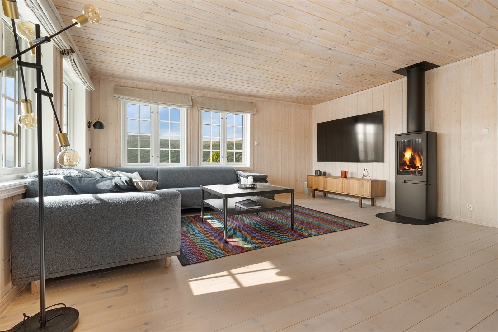 Her kan du slappe av i en romslig sofakrok mens du nyter den fantastiske utsikten, eller samle familien til hyggelige kvelder Galleribilde