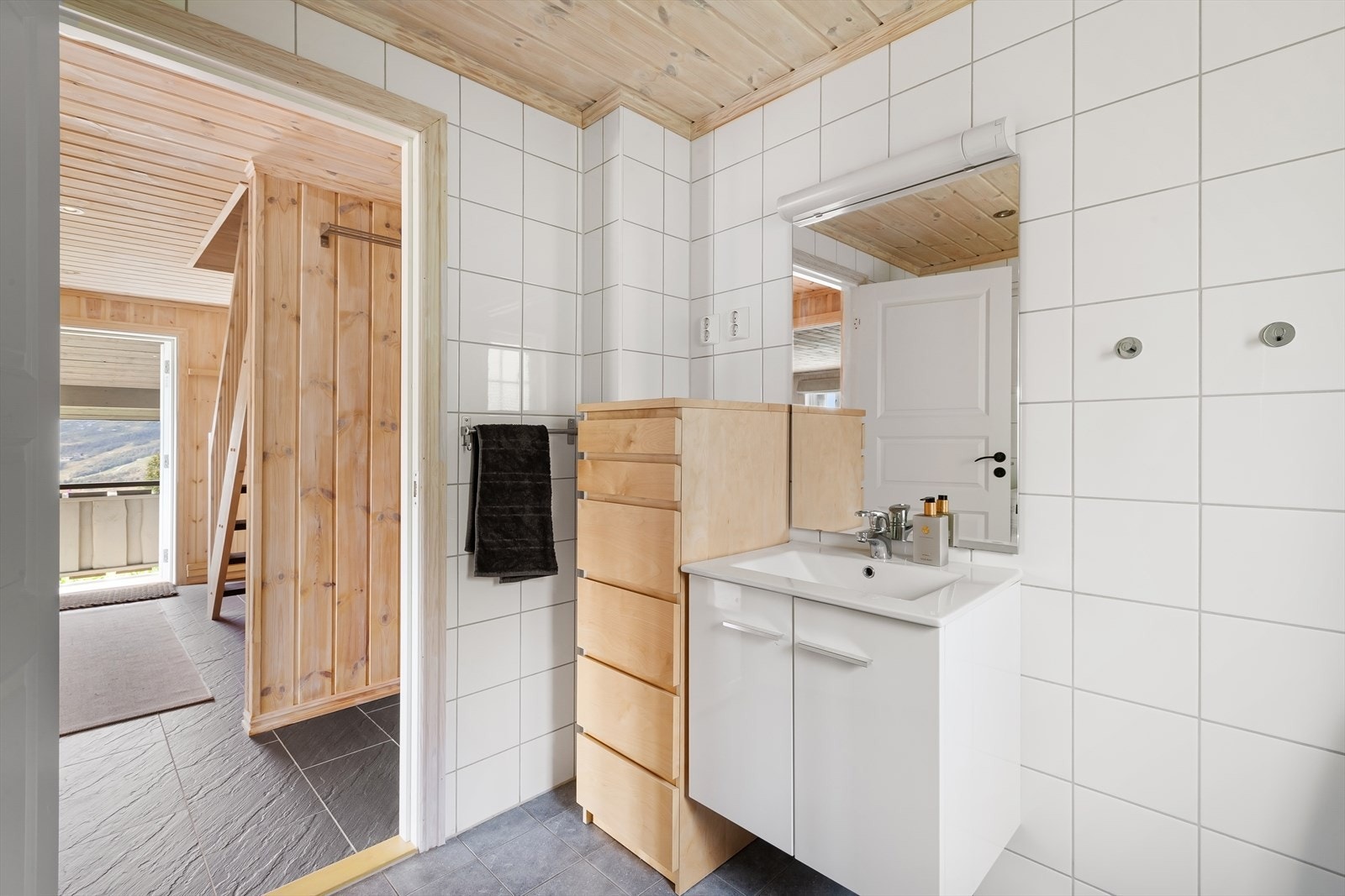 Moderne og romslig, plassert i første etasje, med lyse fliser på vegger og gulv Galleribilde