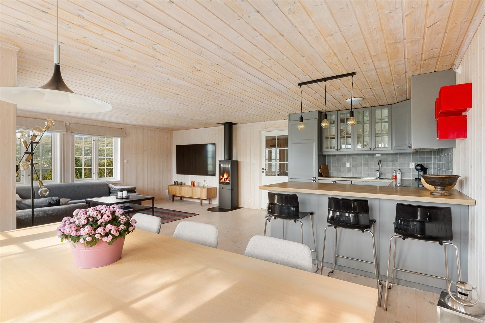 Kjøkkenet er moderne og stilrent, med grå fronter og god skapplass som gir en flott arbeidsplass for matlaging Galleribilde