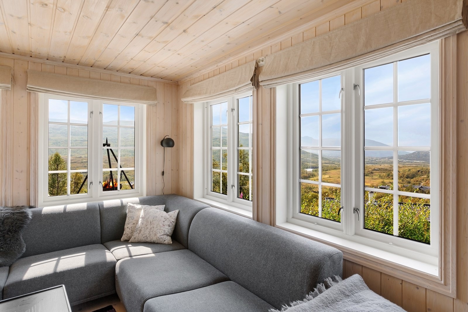 For en utsikt! Hytten selges ferdig møblert. Galleribilde