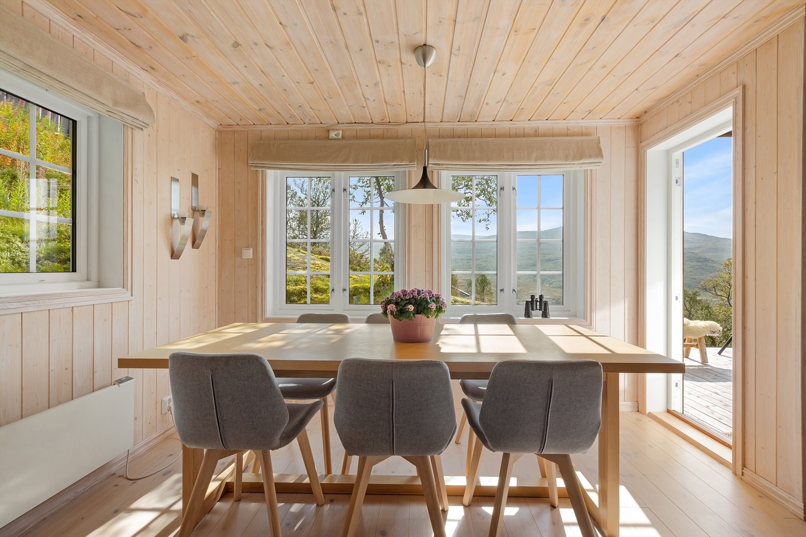 Utgang fra stuen til romslig terrasse i front Galleribilde