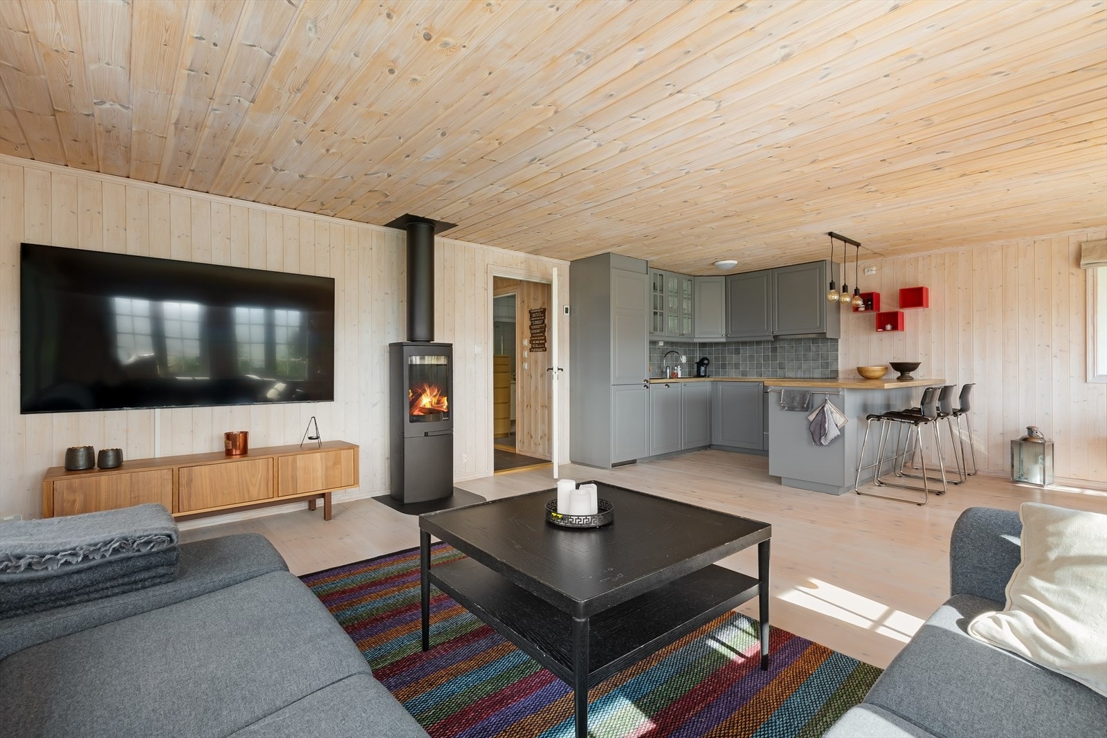 Stuen er av god størrelse med god plass til møblering Galleribilde