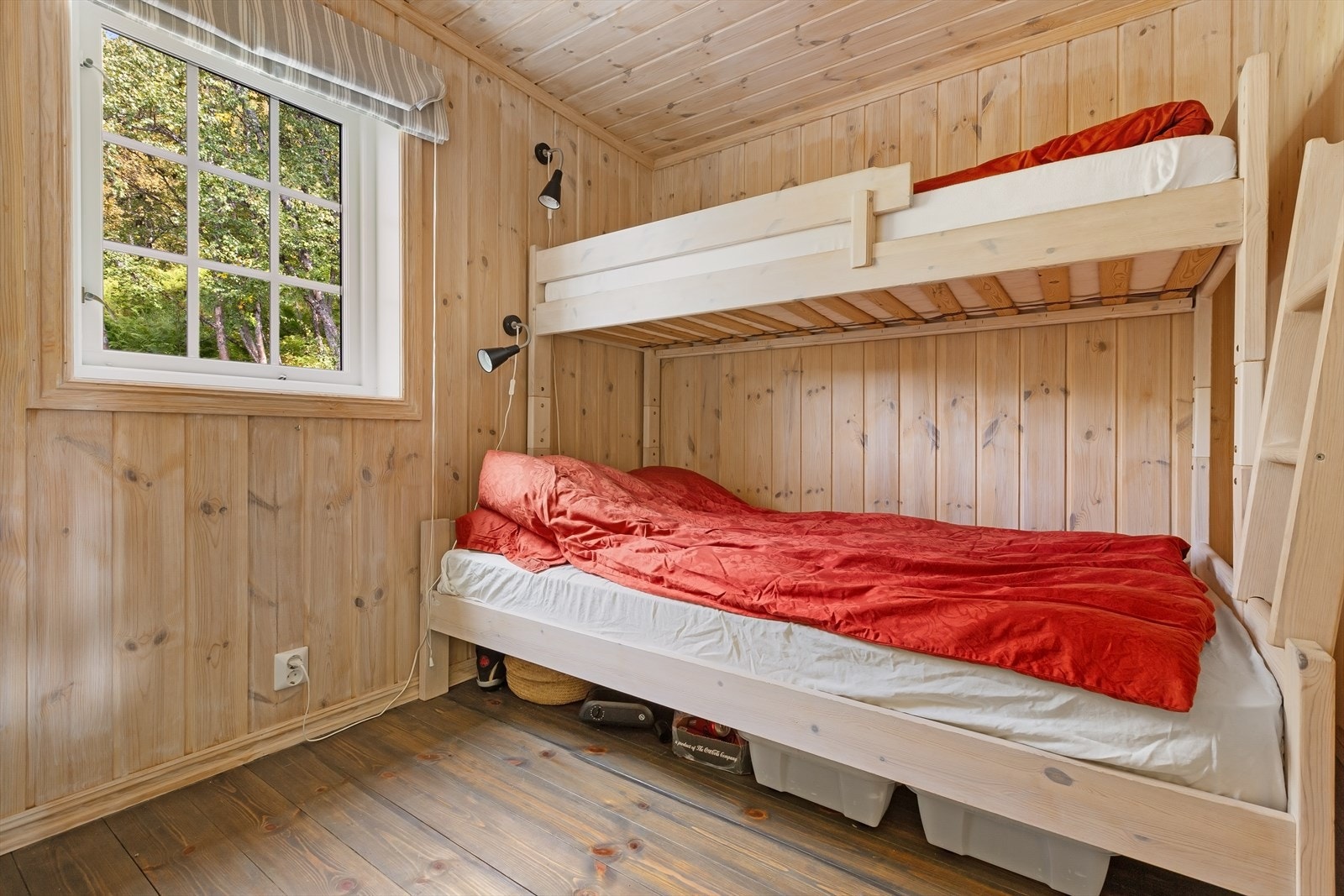 De romslige soverommene på hovedplanet har en lun atmosfære med trepanel Galleribilde