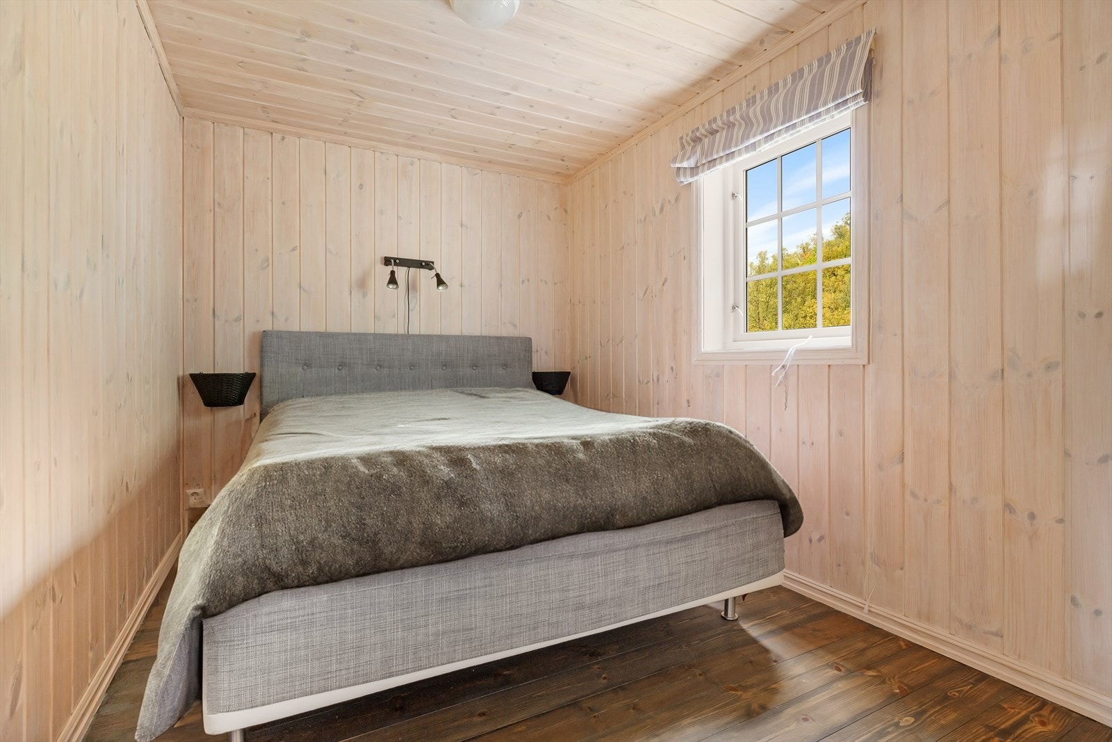 Hytten tilbyr fire soverom, hvorav to ligger i første etasje Galleribilde