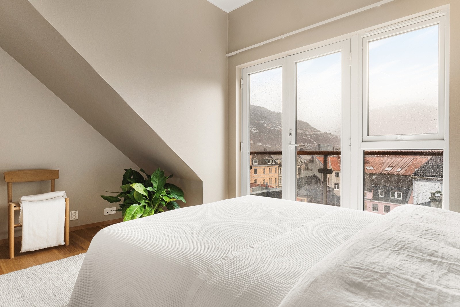 Soverommet har god plass til dobbeltseng og garderobeskap, også her er det en fransk balkong. Galleribilde