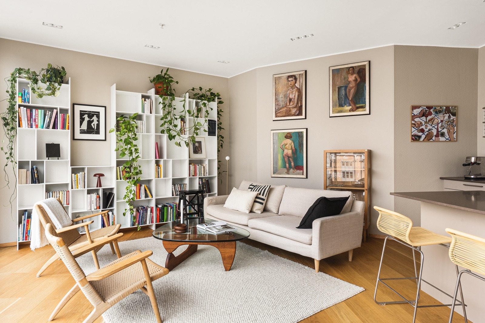 Utformingen på rommet gir god plass til en koselig sittegruppe hvor man både kan se tv eller nyte utsikten. Galleribilde