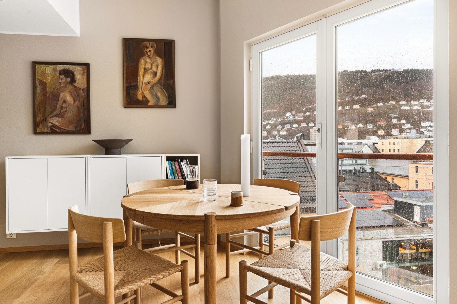 Det er også plass til koselig spisebord, her kan man åpne glassdørene slik at man får en nydelig fransk balkong. Galleribilde