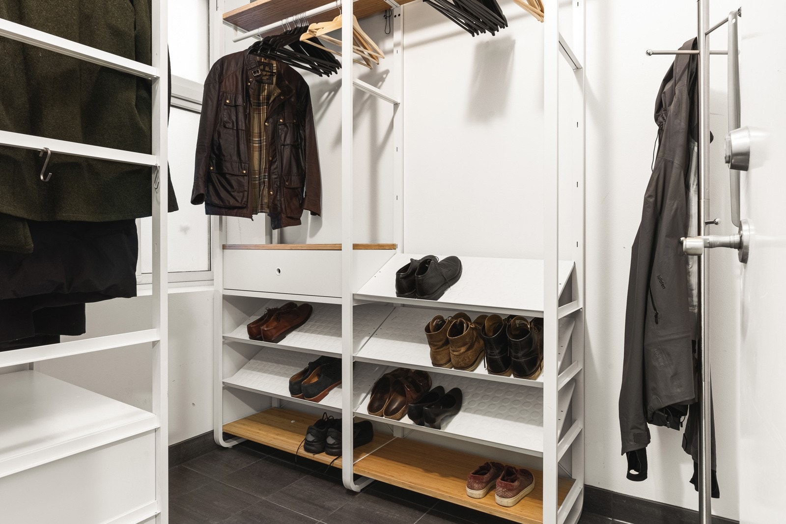 Leiligheten disponerer også to boder, en av bodene er praktisk plassert rett ved inngangsdøren til bygget og har blitt benyttet som garderobe. Galleribilde