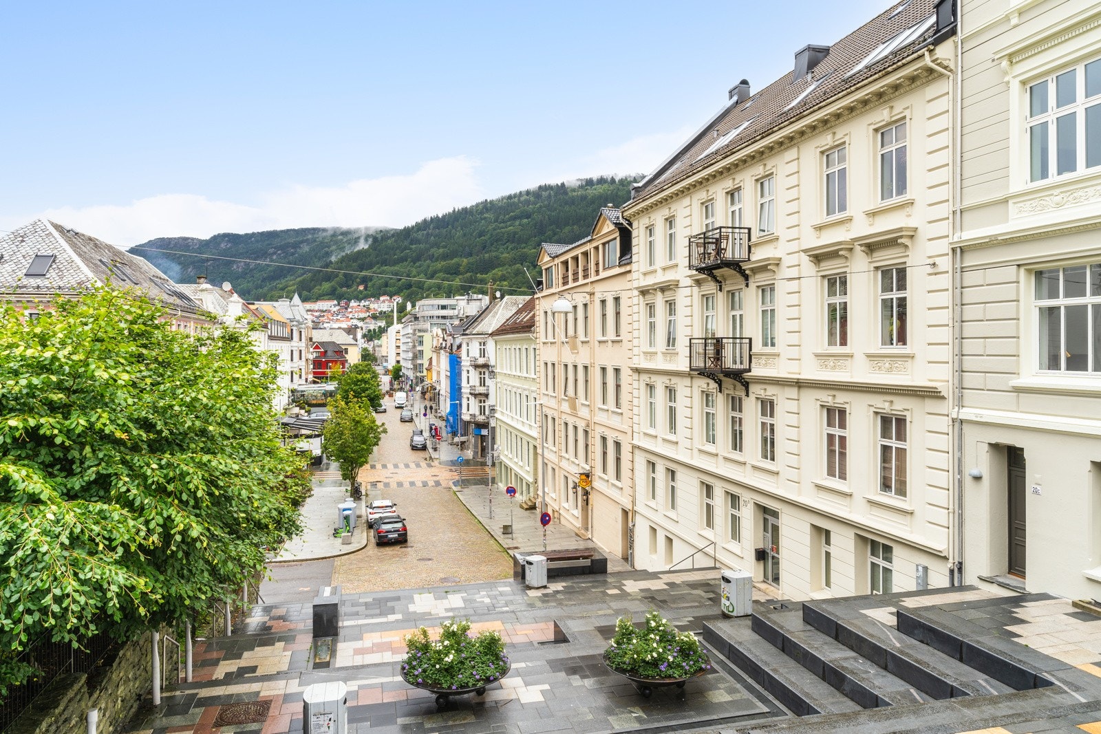 Leiligheten er en perle beliggende i flotte omgivelser i trappene opp mot Johanneskirken. Galleribilde