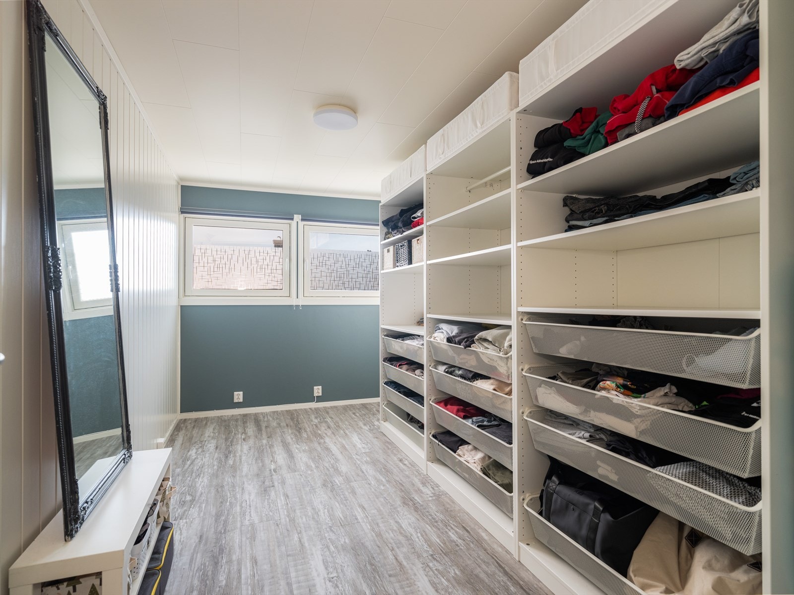 Det ene soverommet benyttes i dag som garderoberom, med åpen garderobeløsning type Pax fra Ikea. Galleribilde