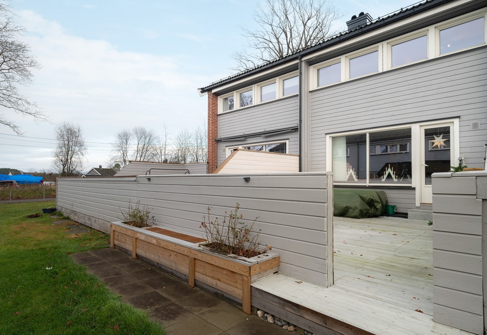 Denne boligen benytter en del av borettslagets tomt til egen terrasse. Denne er av god størrelse, med fin plass til diverse utemøblement. Galleribilde