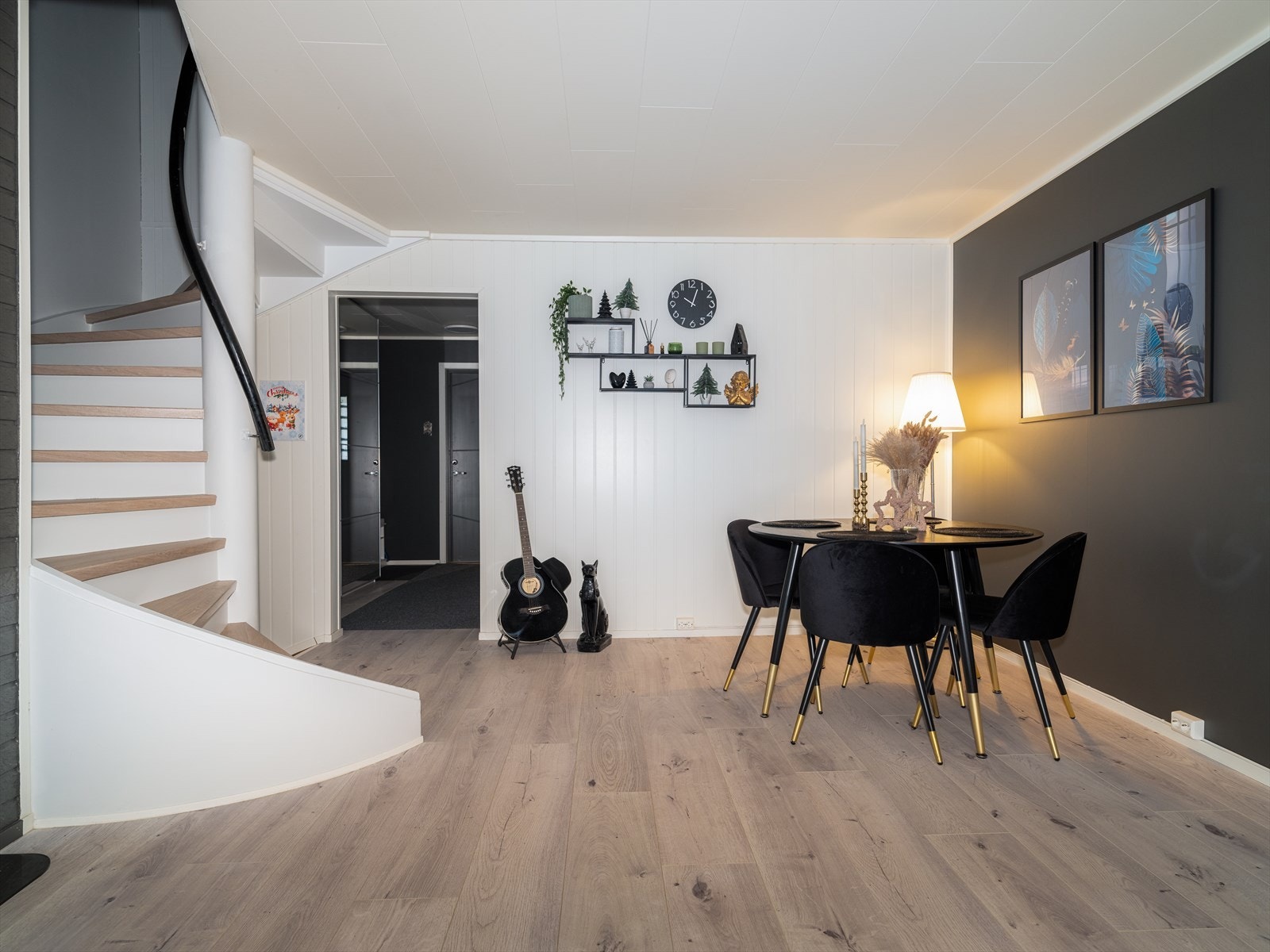 Montering av ny vedovn og ny underlagsplate av glass er utført som ufaglært arbeid i 2022. I stuen er det for øvrig installert varmepumpe. Galleribilde