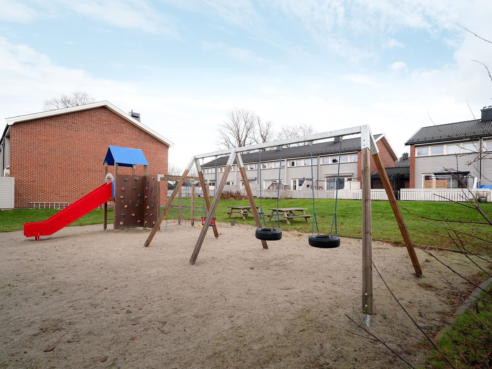 Borettslagets tomt er for øvrig opparbeidet med store grøntarealer og en flott lekeplass med diverse lekeapparater og sittegrupper til felles bruk. Galleribilde