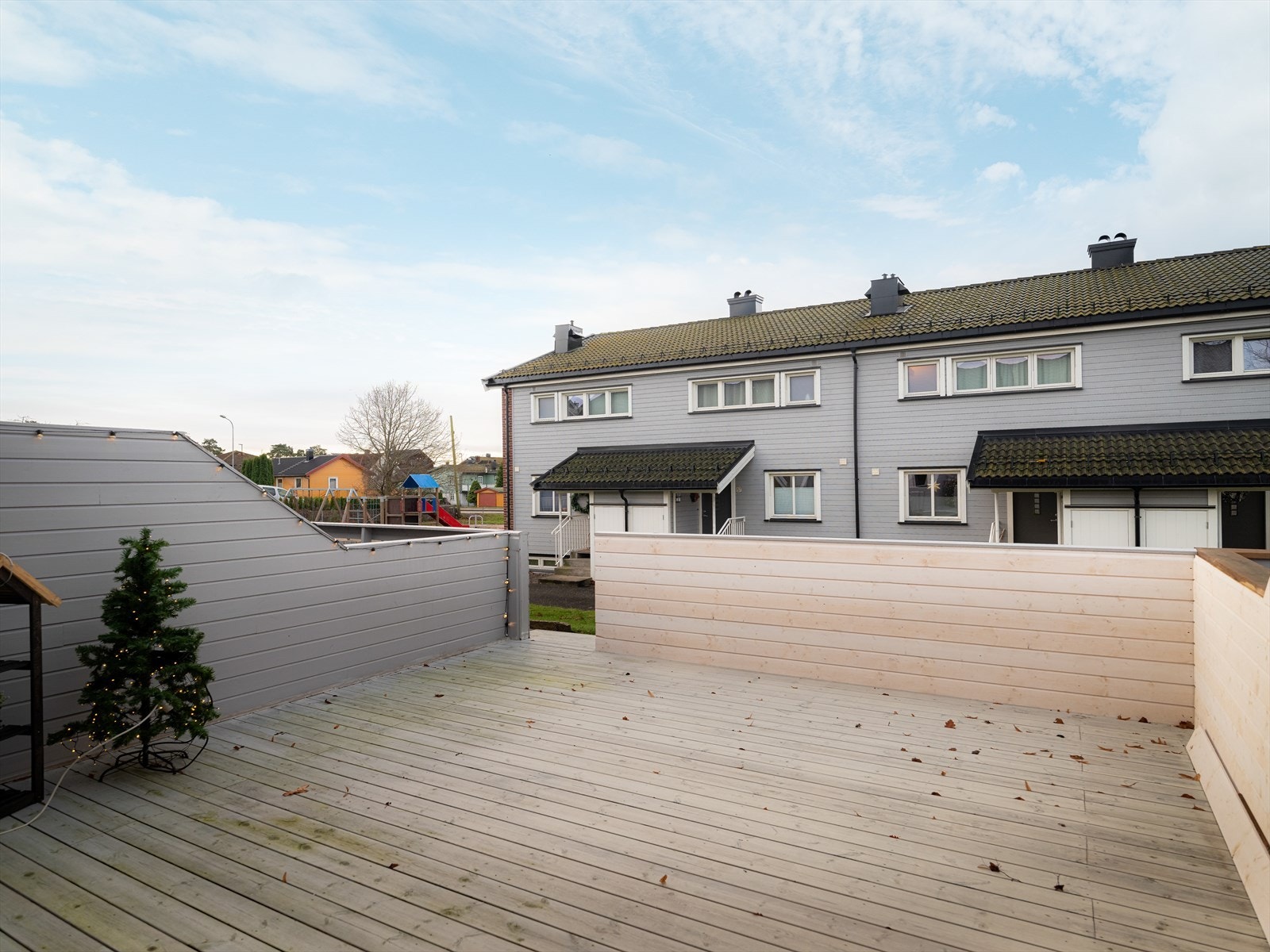 Sydvestvendt terrasse av god størrelse og egen garasjeplass i felles garasjerekke. Trygt og barnevennlig boligområde, med nærhet til sentrum! Galleribilde