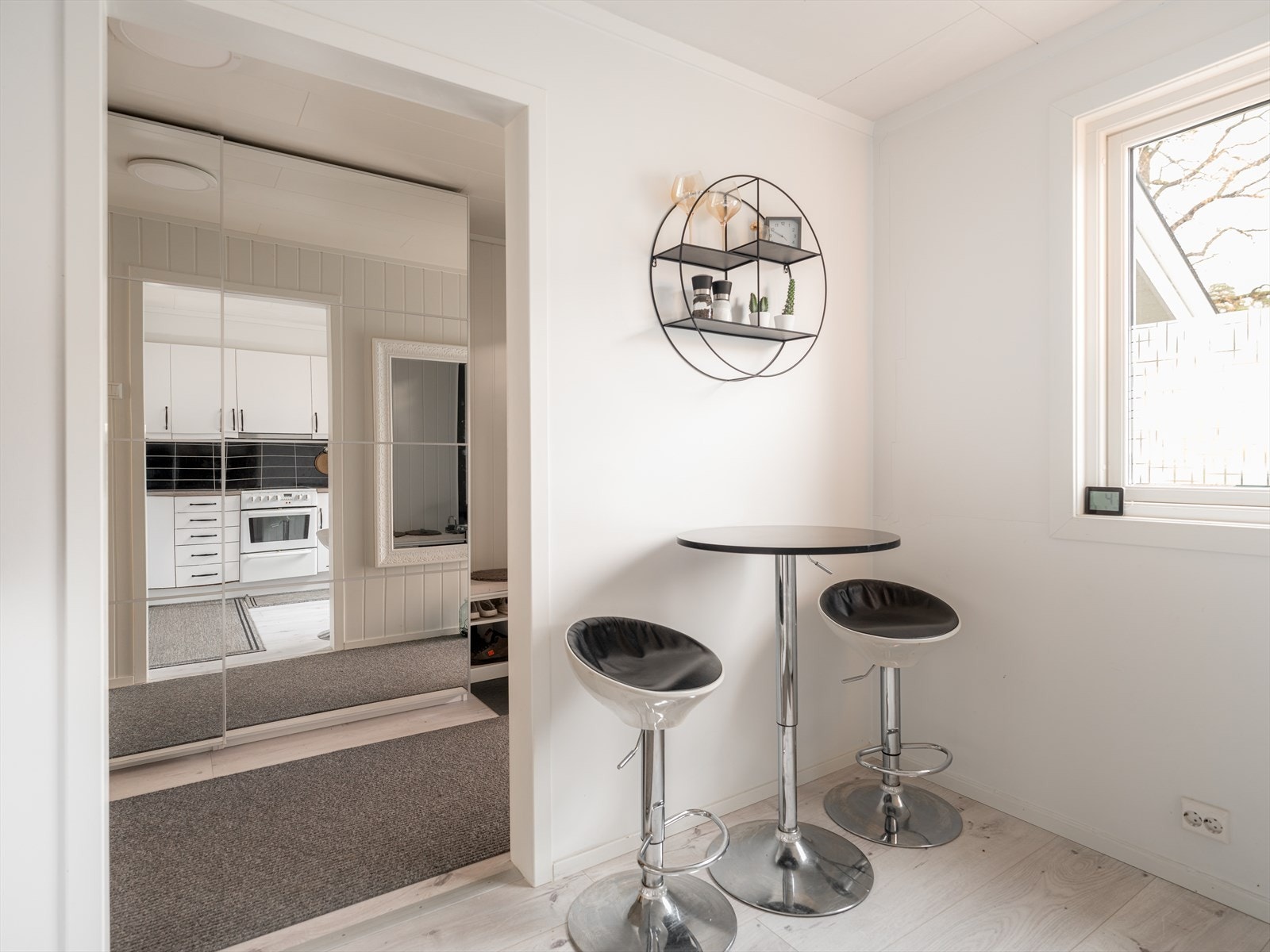 Kjøkkenet har for øvrig fin plass til en mindre spisegruppe. Overflater består av laminat på gulv og slette, hvitmalte veggflater. Galleribilde