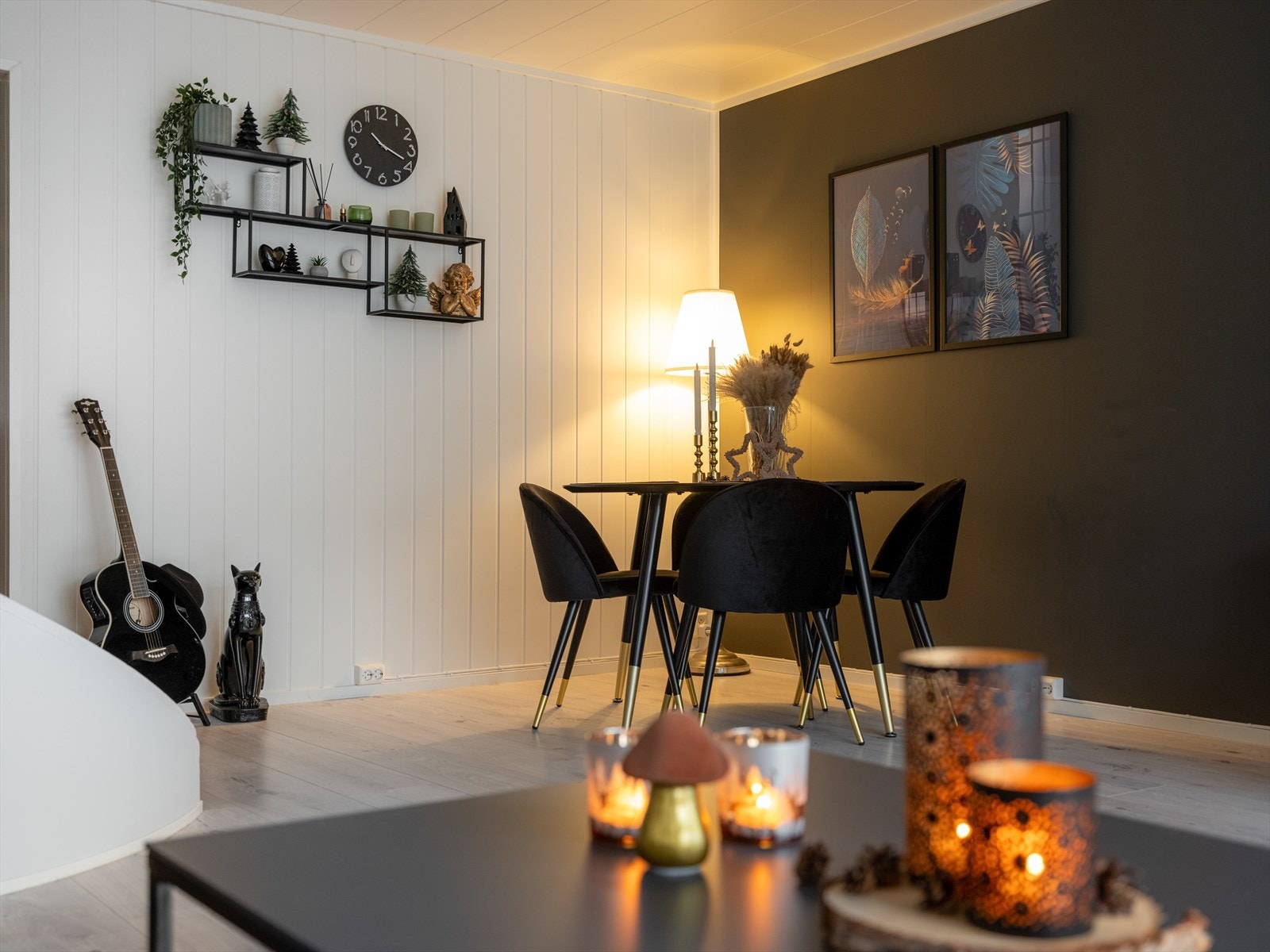 Det er god plass til både sofagruppe og spisestue. Forretningsfører opplyser at kabel tv og internett er inkludert i fellesutgiftene. Galleribilde