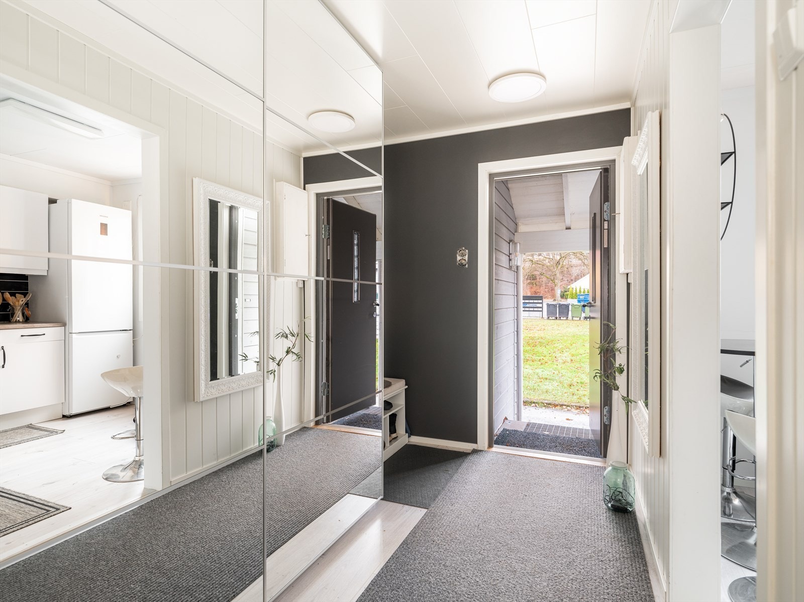 I entré er også boligens sikringsskap montert, med automatsikringer. Boligen har skjult og åpent ledningsnett. Galleribilde