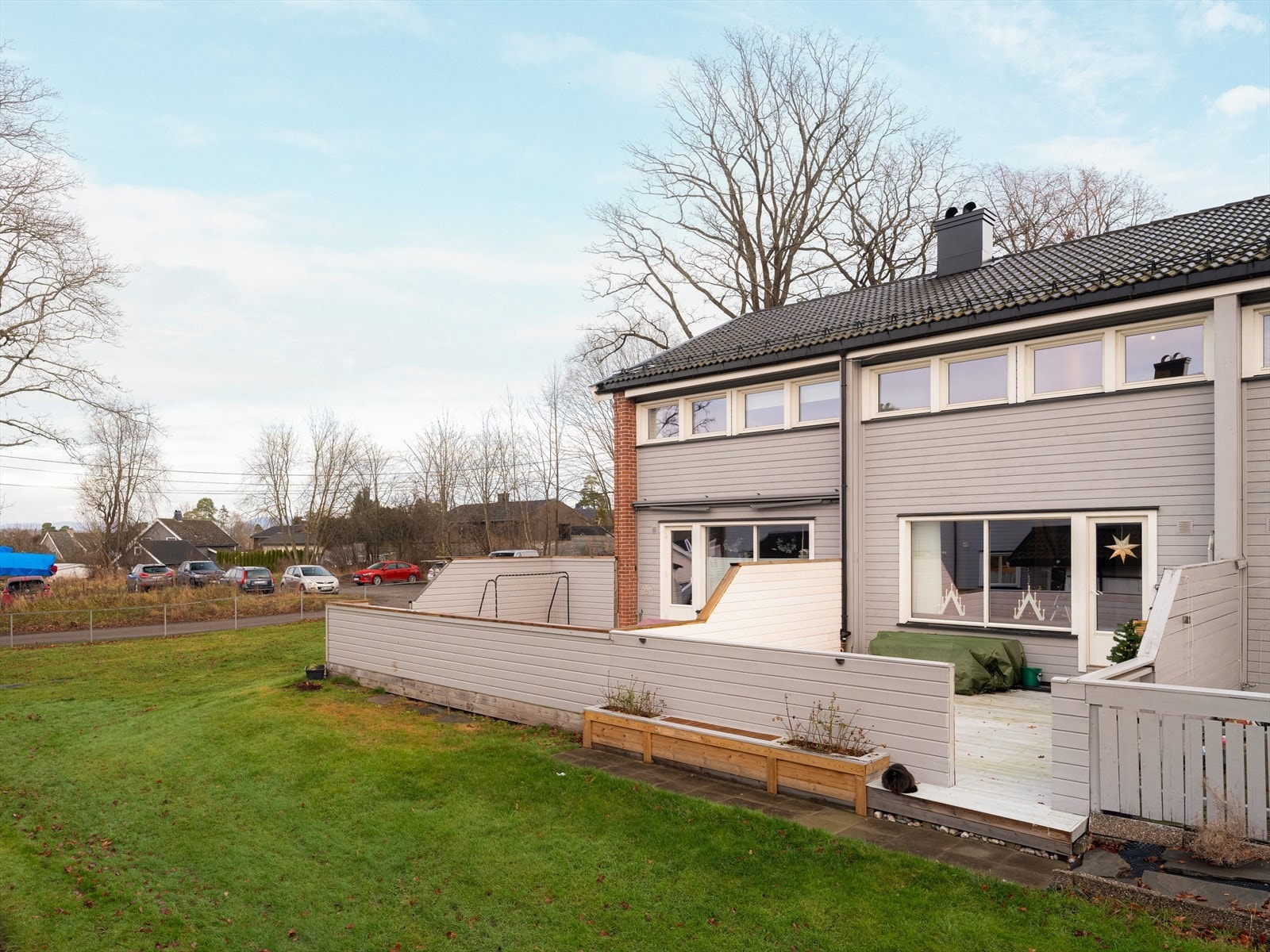 Boligen innehar en fin planløsning over to etasjer, samt delvis innredet kjeller med gang, bad/vaskerom, treningsrom og to bod Galleribilde